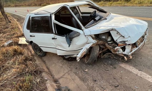 Carro capota e ejeta jovem para fora do veículo na MG-176, em Dores do Indaiá