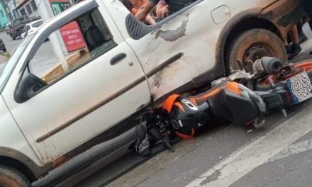 Motociclista vai parar dentro da caçamba de caminhonete após acidente em Divinópolis