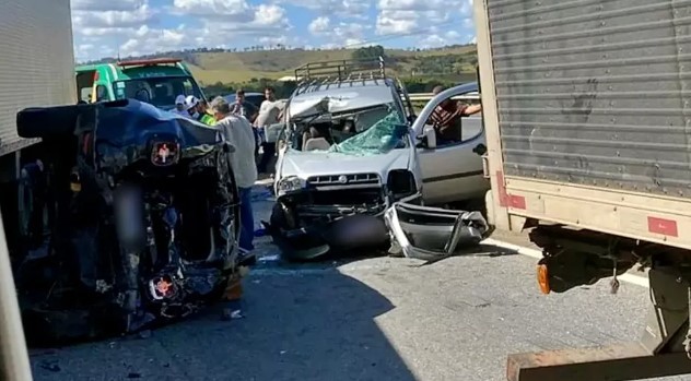 Engavetamento entre 8 veículos deixa uma pessoa em estado grave na Fernão Dias