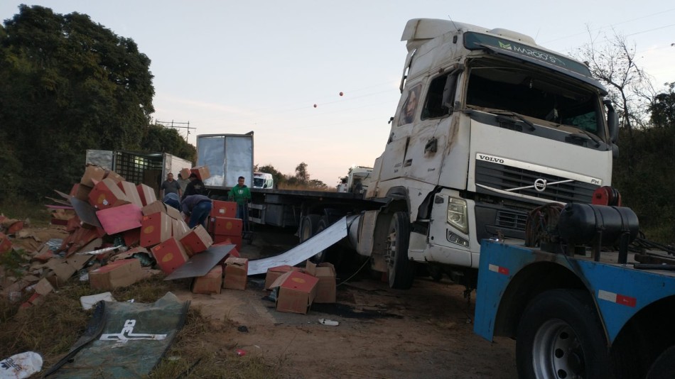 Condutor de 25 anos fica ferido após caminhão tombar na MG-164, em Itapecerica