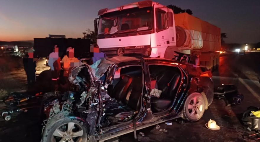 Duas crianças e dois adultos ficam feridos em acidente entre carro e carreta na MG-170, em Japaraíba
