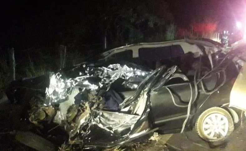 Acidente entre carro e ônibus deixa uma vítima fatal e uma ferida em Minas