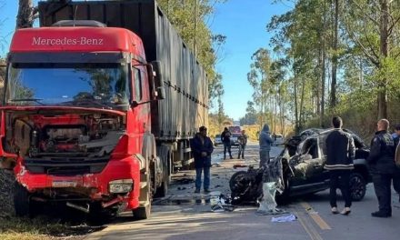 Três morrem após acidente entre carro clonado e carreta; um era suspeito de roubo a bancos