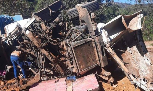 Motorista morre após caminhão bater em poste e tombar em Nova Lima
