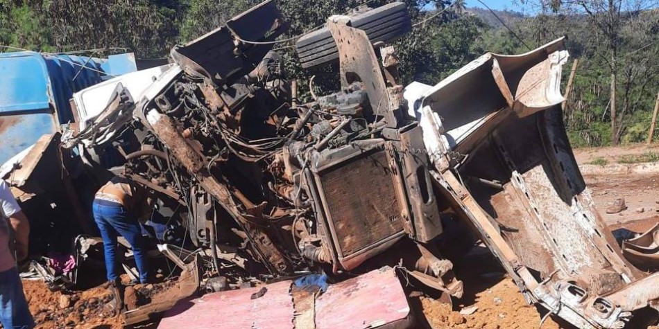 Motorista morre após caminhão bater em poste e tombar em Nova Lima
