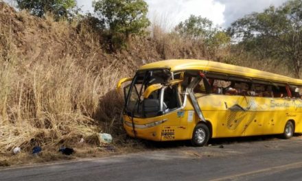 Acidente entre ônibus e carreta deixa um morto e 7 feridos em Minas