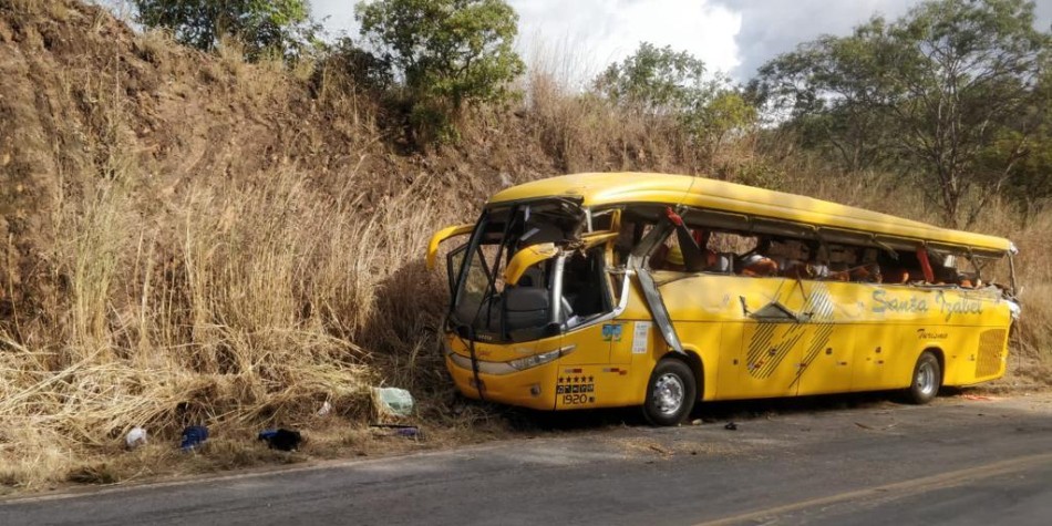 Acidente entre ônibus e carreta deixa um morto e 7 feridos em Minas