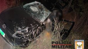 Motorista tenta desviar de buraco na curva e capota carro na BR-352, em Pitangui