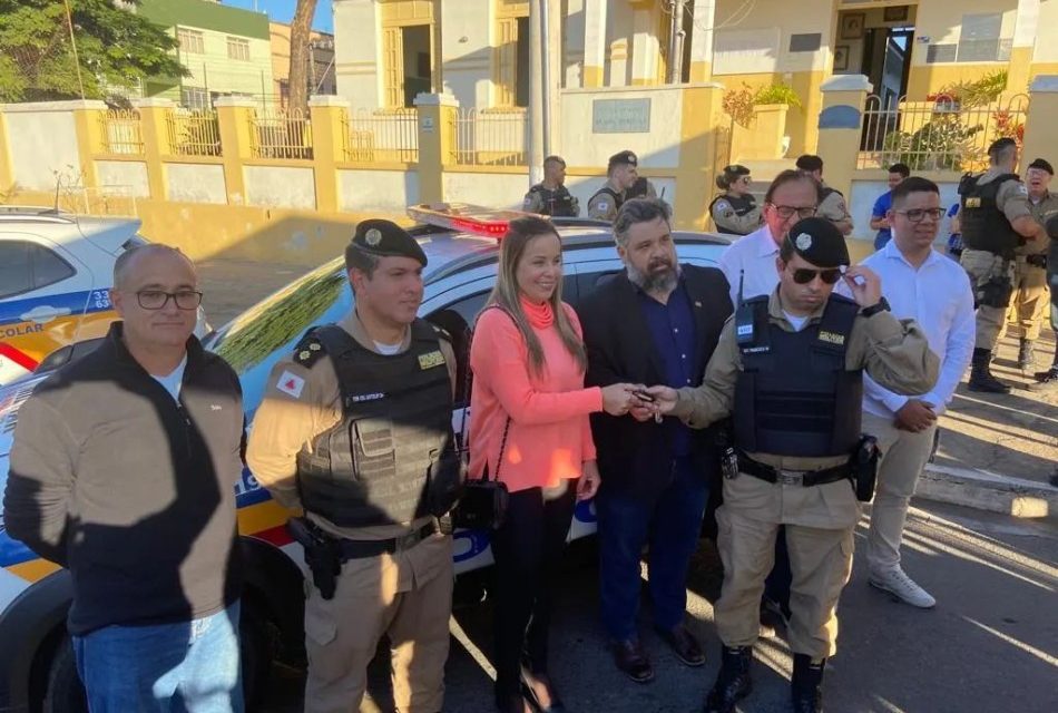 Adriana Prado participa de cerimônia de entrega de viaturas em Arcos