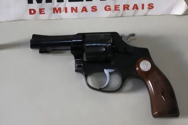 Filho é preso após atirar contra casa do próprio pai