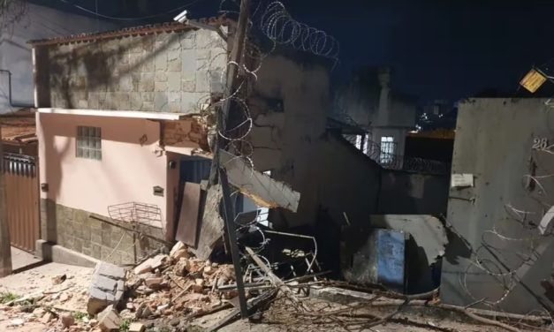 Adolescente pega chaves do pai escondido e bate carro em muro em BH