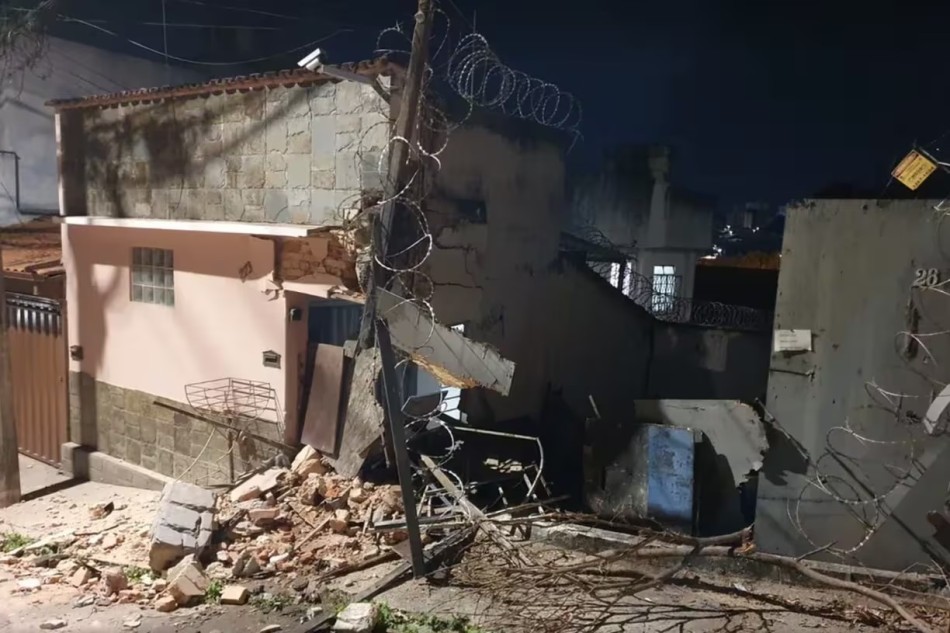 Adolescente pega chaves do pai escondido e bate carro em muro em BH
