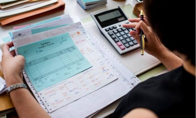 Brasileiros seguem apertados com dívidas, e 13º salário não traz alívio financeiro