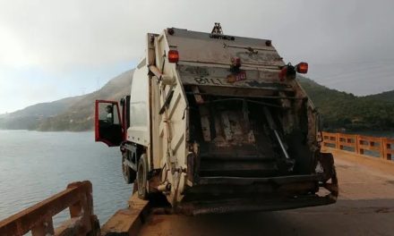 Caminhão de lixo bate em mureta e fica pendurado em ponte ao tentar fazer travessia em MG