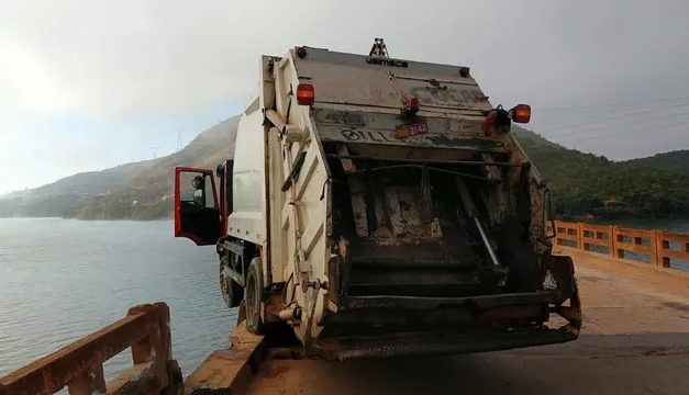 Caminhão de lixo bate em mureta e fica pendurado em ponte ao tentar fazer travessia em MG