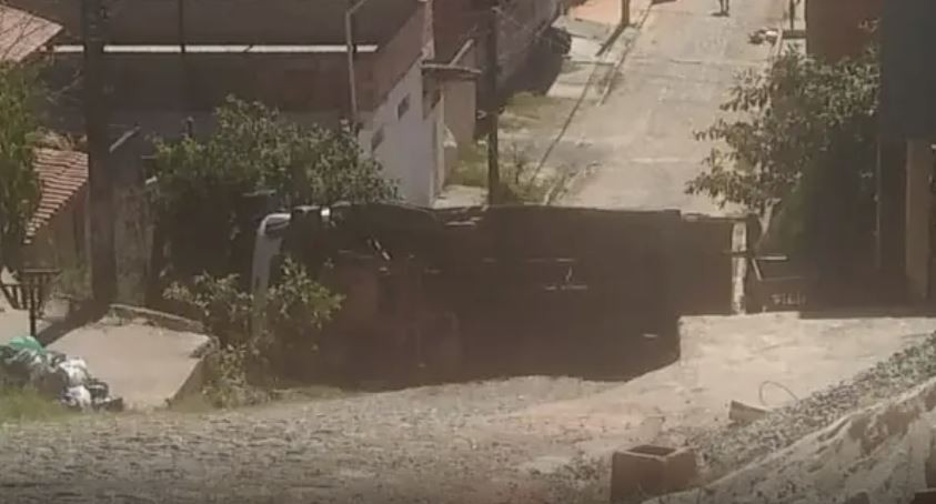 Motorista de caminhão de lixo fica ferido após veículo tombar em MG