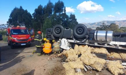 Motorista de caminhão de batatas morre após veículo tombar no Sul de Minas