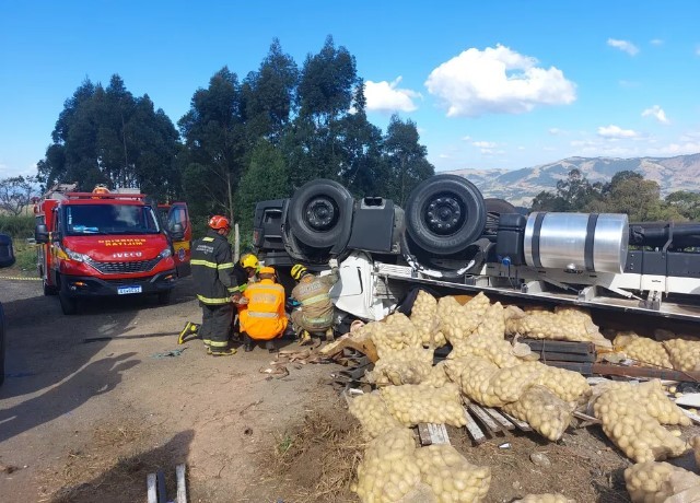 Motorista de caminhão de batatas morre após veículo tombar no Sul de Minas