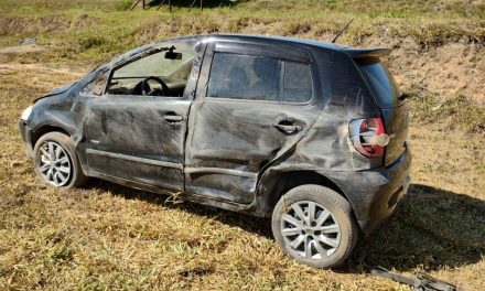 Motorista perde o controle da direção e capota veículo na MG-050, em Formiga