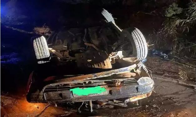 Homem morre em capotamento perto de Itapecerica
