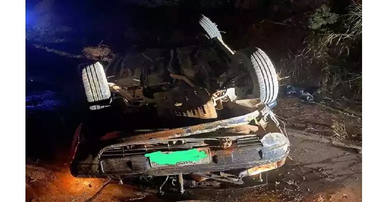Homem morre em capotamento perto de Itapecerica