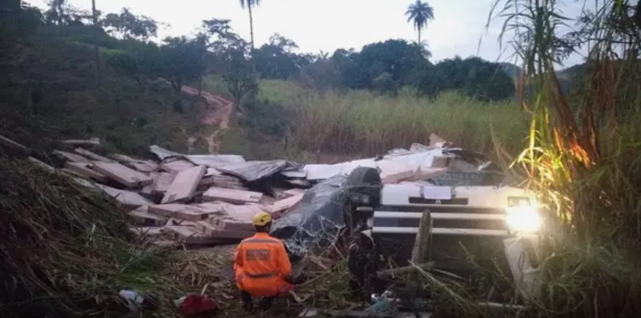 Carreta cai em ribanceira na BR-381, motorista morre e parte da carga de TV é saqueada