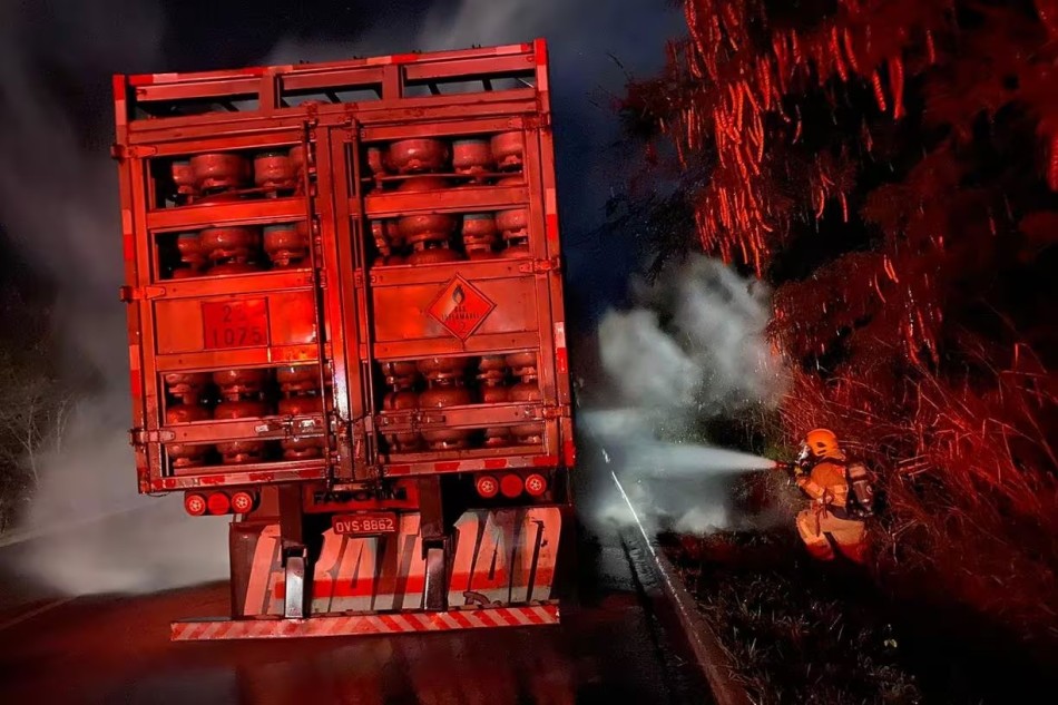 Carreta com 1.600 botijões de gás pega fogo no Norte de Minas