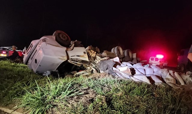 Idoso morre após caminhão que transportava café tombar na MGC-491, em Alfenas