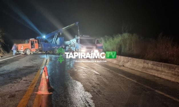 Motorista fica ferido após carreta carregada com 27 toneladas de carne tombar na BR-262 em Córrego Danta