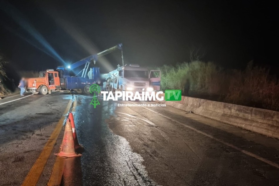 Motorista fica ferido após carreta carregada com 27 toneladas de carne tombar na BR-262 em Córrego Danta