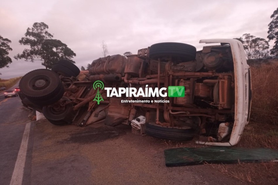 Carreta tomba na BR-262, entre os municípios de Campos Altos e Córrego Danta