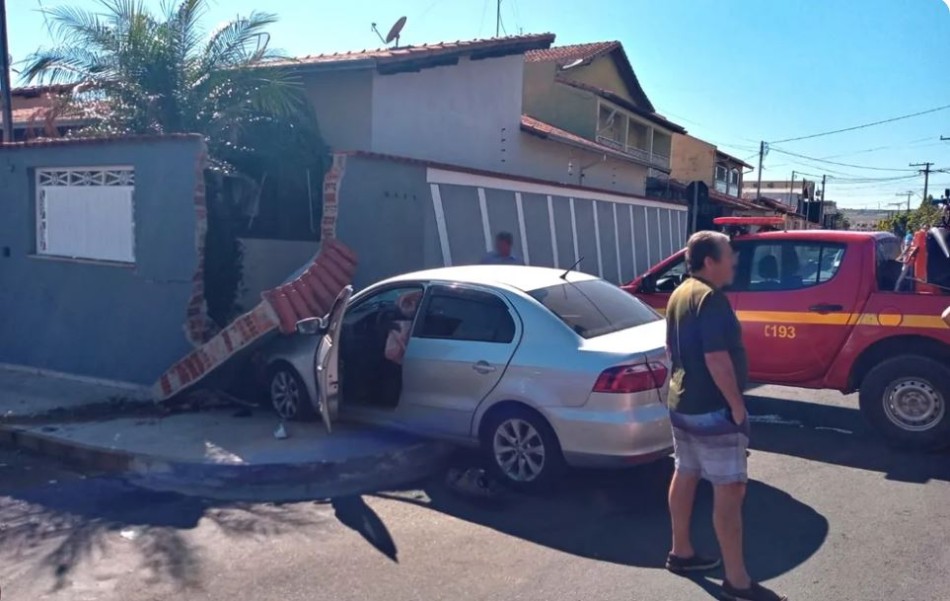Carro descontrolado bate em veículos estacionados e só para ao atingir muro em MG