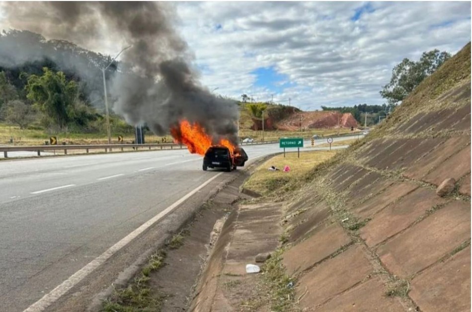 Carro pega fogo às margens da BR-381, em Oliveira