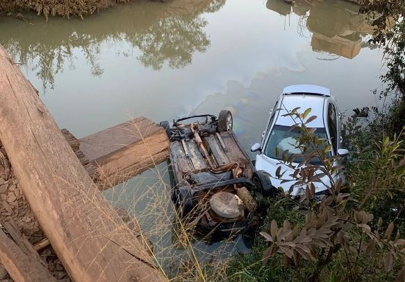 Irmãos gêmeos capotam carro, veículo cai em rio e um deles morre em Lagoa da Prata