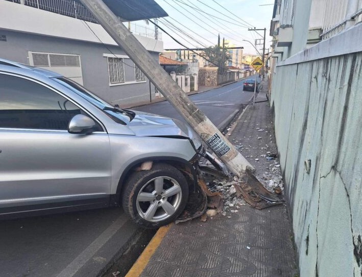 Motorista é conduzido para a delegacia após veículo colidir contra poste no Centro de Formiga