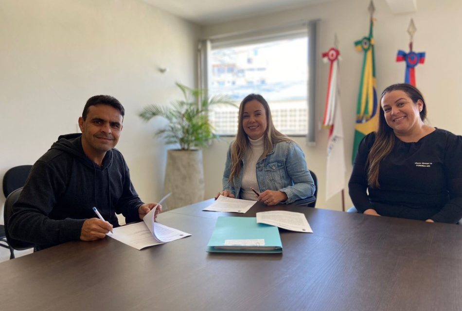 Assinado contrato que concede à Associação de Moradores do Residencial Santana direito de uso de terreno do município
