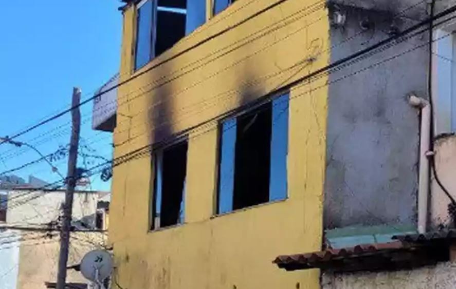 Corpo de mulher é encontrado ajoelhado dentro de casa incendiada