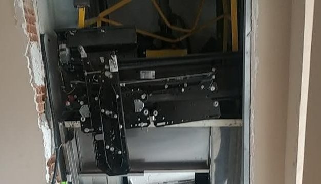 Quatro pessoas ficam feridas após elevador despencar do terceiro andar de prédio em Nova Lima