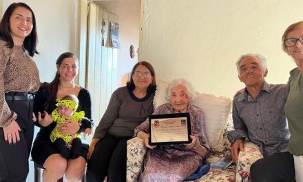 Esméria Pires, aos 102 anos, recebe “Título Formiguense Centenário”