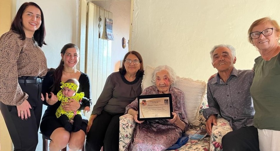 Esméria Pires, aos 102 anos, recebe “Título Formiguense Centenário”