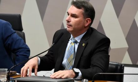 Flávio Bolsonaro tenta derrubar decreto de Lula sobre armas de fogo