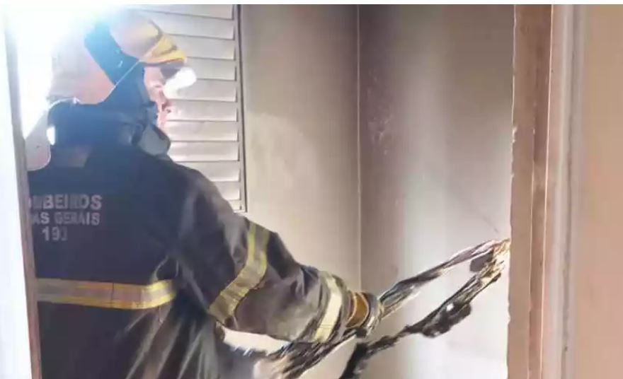 Homem dorme com cigarro na boca e provoca incêndio