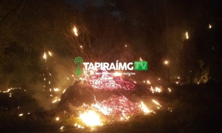 Incêndio em vegetação deixa MG-260 interditada em Itapecerica