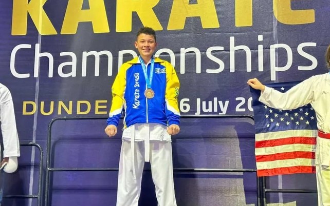 Atleta de 13 anos de MG conquista título mundial de karatê na Escócia