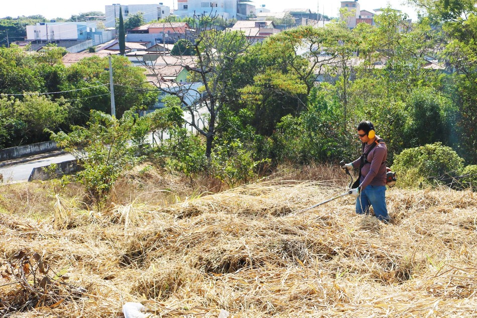 Sete bairros de Formiga recebem trabalhos de limpeza e capina nesta semana