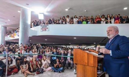 Lula sanciona lei que assegura igualdade salarial entre mulheres e homens