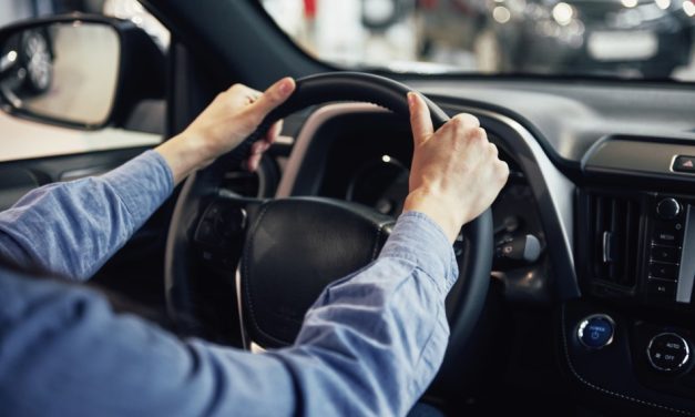 Jovem deve ser indenizada em R$ 25 mil após motorista de app dormir no volante e causar acidente