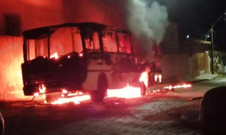 Ônibus estacionado pega fogo em Campo Belo; polícia suspeita de incêndio criminoso