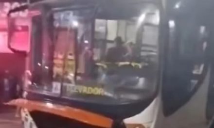 Três pessoas ficam feridas após trem colidir contra ônibus em Itaúna