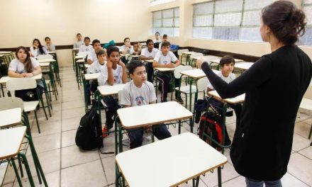 Zema sanciona lei que estabelece aumento de 12,84% para os professores